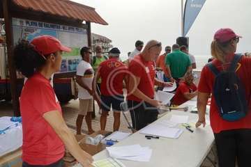 Alberto Rdríguez e Isabel Navarro triunfan en la XVII Travesía a Nado de Salinetas (Foto TA)